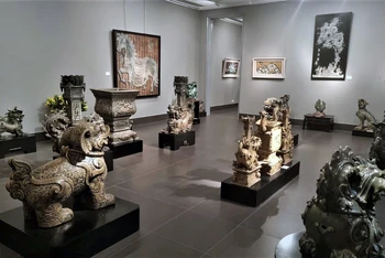 Linh thú gốm trong không gian triển lãm tại Bảo tàng Mỹ thuật Việt Nam. 