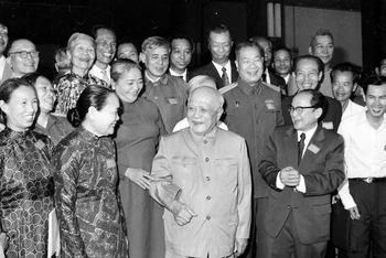 Chủ tịch Tôn Ðức Thắng và các đại biểu tại Ðại hội Mặt trận thống nhất Việt Nam, ngày 31/1/1977. (Ảnh TTXVN) 
