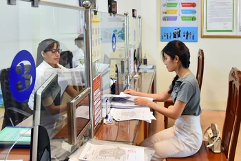 Người dân đến làm thủ tục hành chính tại bộ phận "Một cửa" UBND phường Thanh Xuân Nam, quận Thanh Xuân, Hà Nội. (Ảnh Mỹ Hà) 