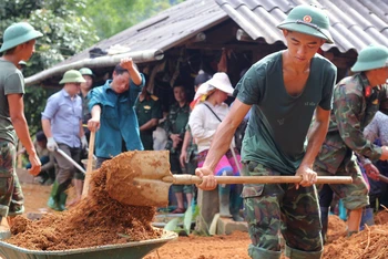 Bộ đội Trung đoàn 174, Sư đoàn 316 (Quân khu 2), giúp nhân dân xã Hồ Bốn (huyện Mù Cang Chải, tỉnh Yên Bái) khắc phục hậu quả mưa lũ, sớm ổn định cuộc sống. 