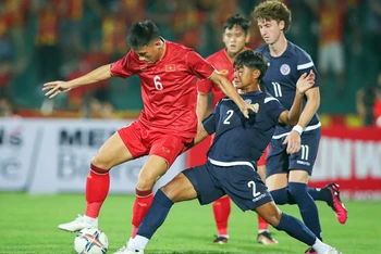 U23 Việt Nam (áo đỏ) khởi đầu thuận lợi với chiến thắng 6-0 trước U23 Guam. (Ảnh VFF)