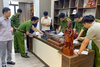 Cơ quan Cảnh sát điều tra Công an tỉnh Bắc Giang khám xét nơi làm việc của đối tượng giả danh cán bộ cơ quan Trung ương lừa đảo chạy xin việc. (Ảnh TIẾN DŨNG) 