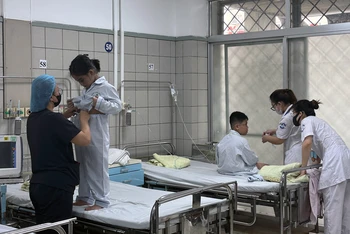 Nhân viên y tế Bệnh viện Bạch Mai chăm sóc, điều trị cho các cháu bé là nạn nhân vụ cháy chung cư mini ở Khương Hạ, quận Thanh Xuân, Hà Nội. 
