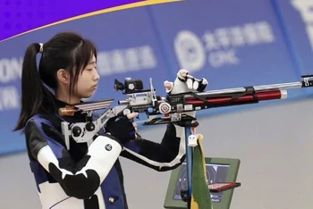 Nữ xạ thủ Trung Quốc Huang Yuting và đồng đội Sheng Lihao đoạt HCV đồng đội 10m súng trường hơi hỗn hợp.