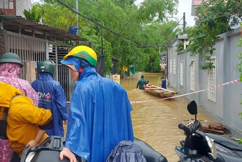 Di dời khẩn cấp 10 hộ dân Xóm Gióng, phường An Tây, thành phố Huế (Thừa Thiên Huế) đến nơi an toàn. (Ảnh CÔNG HẬU) 