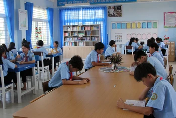 Học sinh Trường trung học cơ sở Phú Lương, huyện Phú Vang (Thừa Thiên Huế) đọc sách tại phòng thư viện được đầu tư mới. 