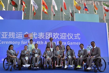 Lãnh đạo và các đại diện Đoàn thể thao người khuyết tật Việt Nam tại lễ thượng cờ các đoàn dự Asian Para Games 4-2023. 