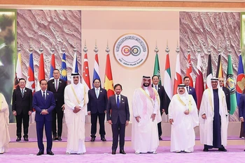 Thủ tướng Phạm Minh Chính và các trưởng đoàn tham dự Hội nghị cấp cao ASEAN - Hội đồng hợp tác vùng Vịnh (GCC). (Ảnh NHẬT BẮC) 