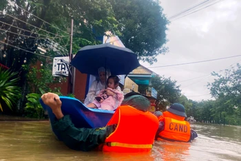 Lực lượng chức năng thành phố Huế (Thừa Thiên Huế) đưa người dân khỏi nơi ngập lụt nguy hiểm đến địa điểm an toàn. (Ảnh QUANG HỒNG) 
