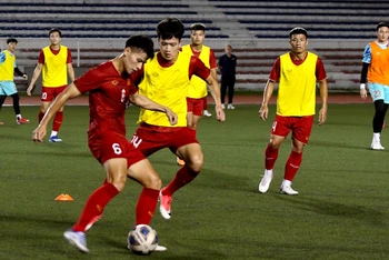 Đội tuyển Việt Nam tập luyện làm quen sân cỏ nhân tạo Rizal Memorial chuẩn bị cho trận đấu với Philippines.