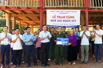 Ủy ban Mặt trận Tổ quốc Việt Nam huyện Mai Sơn trao nhà cho hộ nghèo là đồng bào dân tộc Thái tại xã Chiềng Kheo.