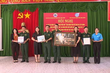 Hội liên hiệp phụ nữ các huyện, thị xã, thành phố tỉnh Bình Dương trao tặng quà cho các đồn biên phòng tỉnh Bình Phước