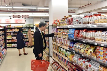Người tiêu dùng mua hàng tại siêu thị Fujimart Hà Nội. (Ảnh TUỆ NGHI) 