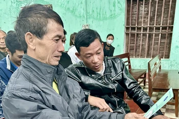 Người dân có hoàn cảnh khó khăn tại huyện Tân Yên, tỉnh Bắc Giang nhận thẻ bảo hiểm y tế do Bảo hiểm xã hội Việt Nam trao tặng. (Ảnh THU THỦY) 