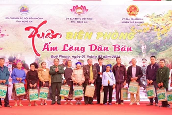 Bộ đội Biên phòng tỉnh Nghệ An trao quà Tết tặng người nghèo huyện miền núi biên giới 30a Quế Phong. 