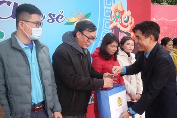 Lãnh đạo Liên đoàn Lao động tỉnh Điện Biên trao quà Tết tặng công nhân, người lao động tại Tết Sum vầy-Xuân chia sẻ năm 2024. 