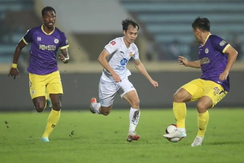 Văn Toàn (áo trắng) ghi bàn mở tỷ số trong trận đấu Thép Xanh Nam Định gặp Hà Nội FC. 