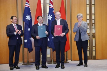 Thủ tướng Phạm Minh Chính và Phu nhân hội kiến Toàn quyền Australia David Hurley và Phu nhân. (Ảnh TTXVN) 