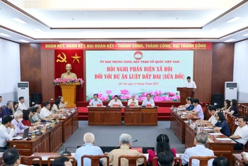 Hội nghị phản biện xã hội đối với Dự án Luật Đất đai (sửa đổi) do Ủy ban Trung ương Mặt trận Tổ quốc Việt Nam tổ chức. (Ảnh QUANG VINH) 