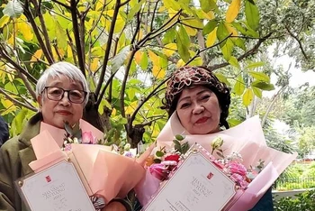 Hai nhà văn nữ Trần Thị Trường (bên trái) và Lê Thị Kim nhận Giải thưởng Nhà văn nữ ấn tượng năm 2023. 