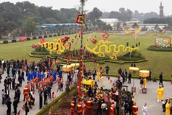Đoàn đại biểu kiều bào Việt Nam tiêu biểu dự lễ dâng hương và dựng cây nêu tại Khu di sản Hoàng Thành-Thăng Long. (Ảnh THANH GIANG)
