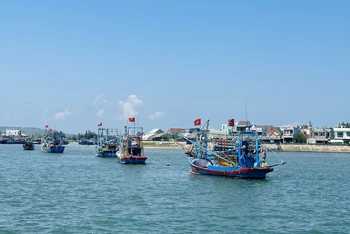 Tàu thuyền ngư dân vùng biển xã Bình Châu, huyện Bình Sơn, tỉnh Quảng Ngãi xuất hành đánh bắt khơi xa. 