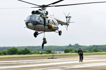 Các chiến đấu viên Tiểu đoàn Đặc công (Bộ Tham mưu Quân khu 3) huấn luyện đổ treo trên trực thăng. 