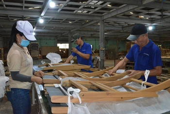 Sản xuất gỗ tại Công ty Hoàng Hưng (Bình Định). 