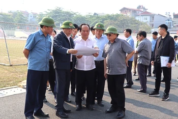 Lãnh đạo tỉnh Điện Biên kiểm tra các hạng mục thuộc dự án sửa chữa, nâng cấp Sân vận động tỉnh Điện Biên. 