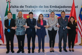 Thống đốc bang Quintana Roo (đứng giữa) cùng Phái đoàn Ủy ban ASEAN tại Mexico. 
