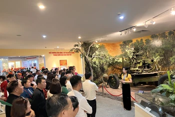 Du khách tham quan Bảo tàng Chiến thắng lịch sử Điện Biên Phủ. (Ảnh HẠNH HOÀNG) 