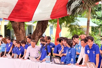 Cán bộ, đoàn viên và người dân tham gia Ngày hội chuyển đổi số xã Hòa Phước.