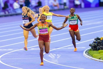 Faith Kipyegon (Kenya), VĐV duy nhất ba lần liên tiếp giành HCV Olympic nội dung chạy 1.500m nữ. (Ảnh AFP) 