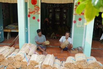 Nghề làm ngư cụ đánh bắt cá mùa nước nổi đã giúp nhiều gia đình có nguồn thu nhập ổn định. 