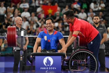 Niềm vui của Lê Văn Công khi đạt mức nâng tạ thành công tại Paralympic Paris 2024. (Ảnh GETTY) 