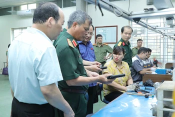 Đoàn công tác Ủy ban Quốc phòng, an ninh của Quốc hội khảo sát tại Công ty Thanh Bình-BCA. (Ảnh MINH VŨ) 