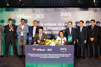 VPBank và AWS ký kết hợp tác.