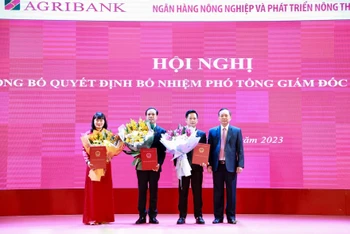 Phó Thống đốc thường trực Ngân hàng Nhà nước Đào Minh Tú trao Quyết định và tặng hoa các nhân sự được bổ nhiệm