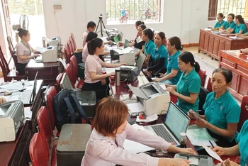 Ngân hàng chính sách xã hội huyện Nam Đàn giải ngân vốn tại Điểm giao dịch xã.