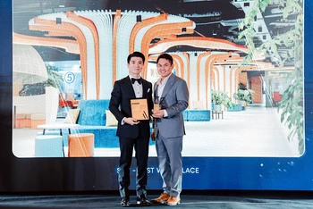 Ông Đỗ Quang Vinh (bên trái) nhận giải thưởng từ Ban tổ chức.
