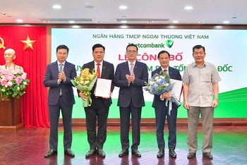 Các đại biểu trao quyết định và tặng hoa chúc mừng hai Phó Tổng Giám đốc Vietcombank