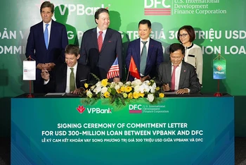 Đại diện lãnh đạo DFC và VPBank ký Cam kết quản vay song phương.