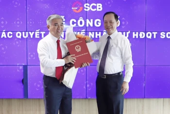 Phó Thống đốc Đào Minh Tú trao quyết định trưng tập, chỉ định ông Phan Đình Điền giữ chức Chủ tịch Hội đồng quản trị SCB.