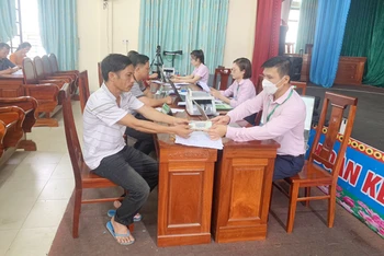 Giải ngân cho các hộ vay vốn chương trình học sinh, sinh viên tại Điểm giao dịch xã Sơn Trường, huyện Hương Sơn (Hà Tĩnh).