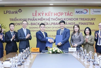 Ông Hồ Nam Tiến - Phó Chủ tịch HĐQT kiêm Tổng Giám đốc LPBank (trái) và ông Phạm Thế Trường - Phó Tổng Giám đốc (phải) thực hiện ký kết dưới sự chứng kiến của đại diện các bên. 