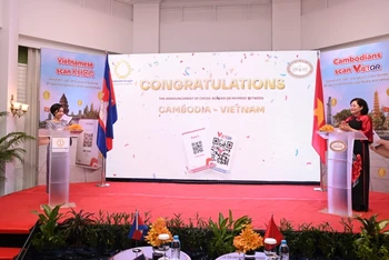 Hai Thống đốc nhấn nút khai trương liên thông thanh toán bán lẻ Việt Nam-Campuchia sử dụng mã QR.