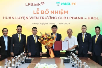 Ông Vũ Tiến Thành chính thức được trao bổ nhiệm làm huấn luyện viên trưởng câu lạc bộ Bóng đá LPBank Hoàng Anh Gia Lai. 