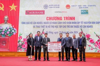 Đồng chí Phạm Đức Ấn trao tặng quà của Agribank hỗ trợ hộ cận nghèo, đối tượng chính sách quận Hà Đông (Hà Nội).