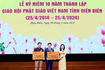 Bà Ngô Thu Hà - Tổng Giám đốc SHB trao tặng 2 công trình lớp học tại các trường phổ thông dân tộc bán trú tiểu học xã Sín Chải và xã Phình Giàng, tỉnh Điện Biên.