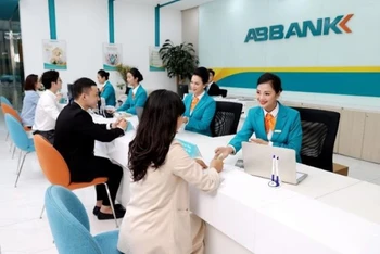 Giao dịch khách hàng tại ABBANK.